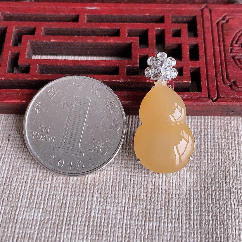天然A货翡翠18K金伴钻镶嵌黄翡葫芦吊坠 
尺寸29-21.4-14-9.8mm 重量4.90g 0322