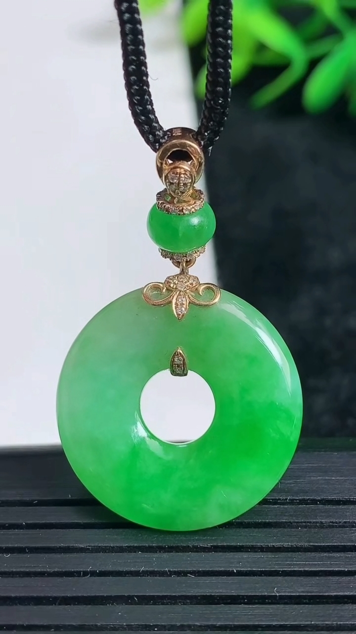 天然A货翡翠平安环吊坠尺寸22.9-3.8重量:5.09g
3月24日