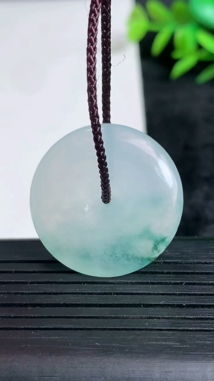 天然A货翡翠冰种飘花平安扣吊坠尺寸27.4-5.3重量:8.53g
3月24日