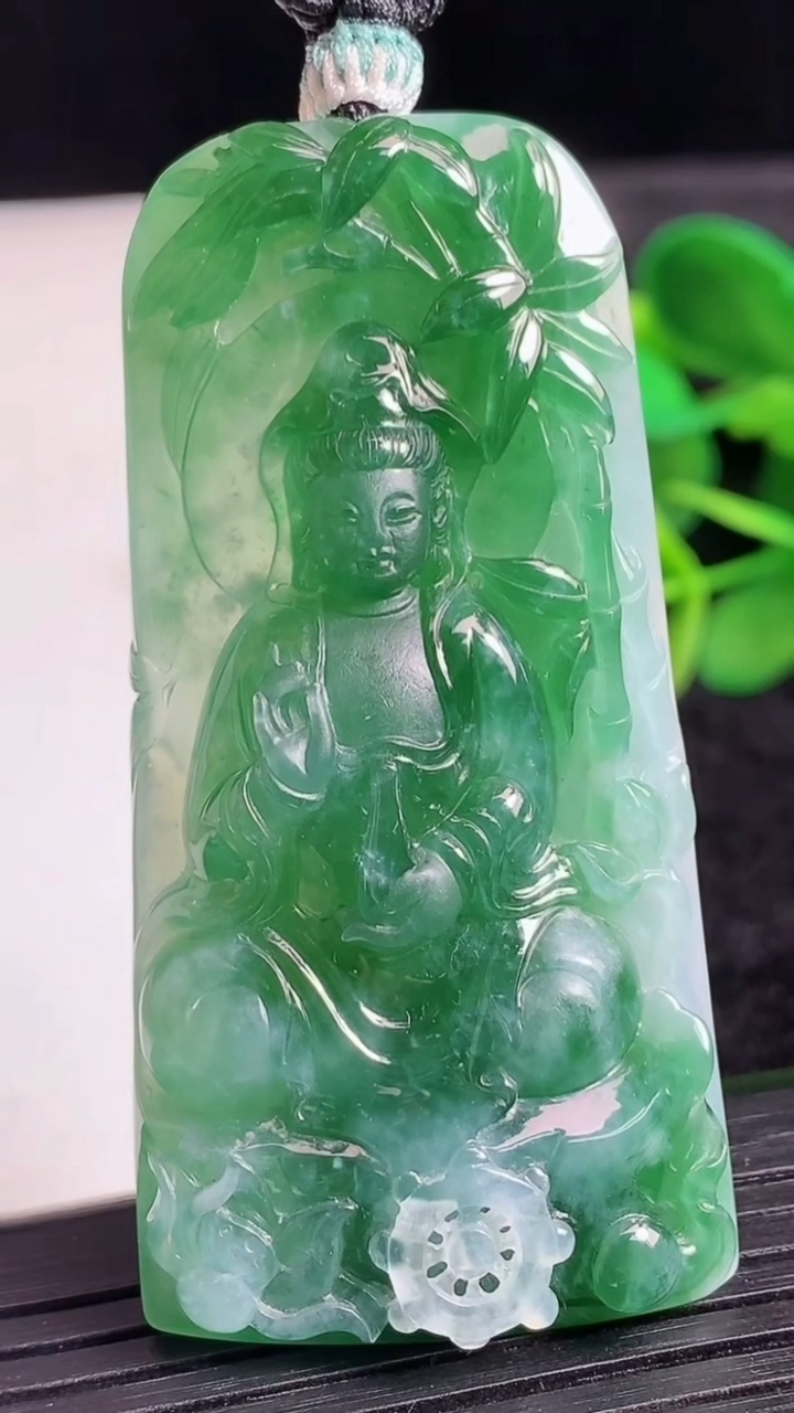 天然A货翡翠观音菩萨吊坠尺寸59.2-30.2-9.6重量:33.18g
3月24日