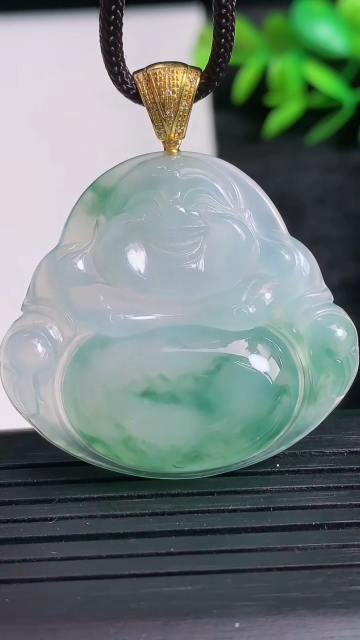 天然A货翡翠种飘花佛公吊坠尺寸33.6-37.2-6.4重量:12.46g
3月24日