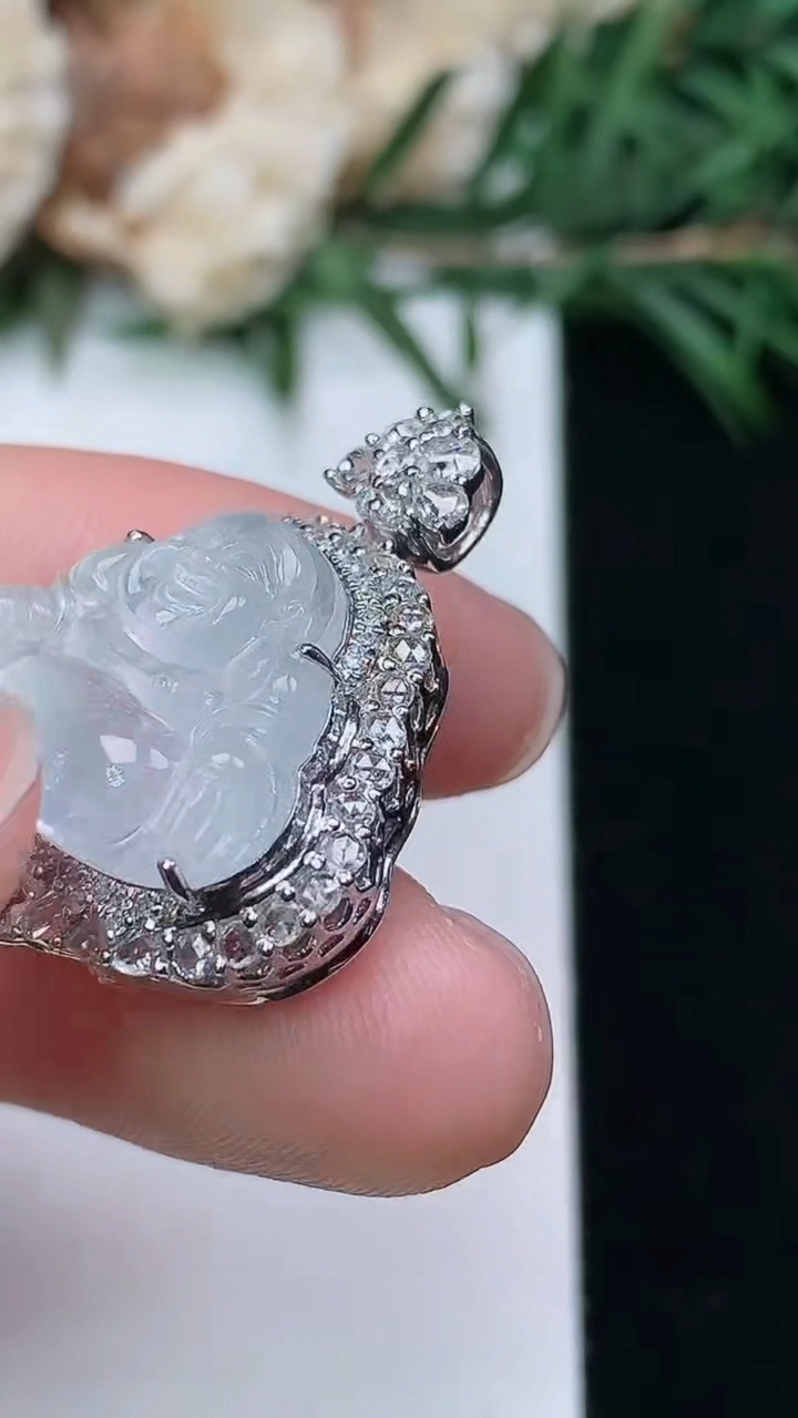 天然A货翡翠白冰佛公吊坠，尺寸26-21-11.4，裸石14-17.6，重量:6.38g
3月24日