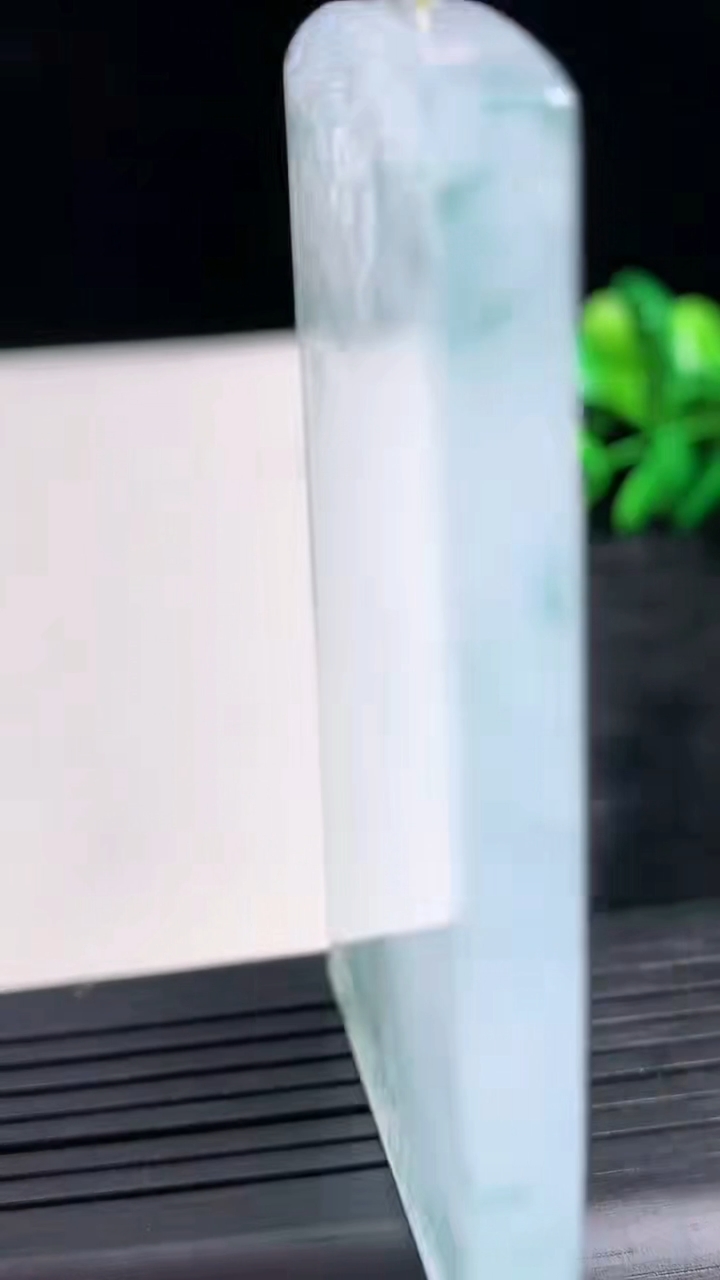 天然A货翡翠种飘花仿古无事牌吊坠尺寸67.3-40-4.4重量:40.56g
3月24日