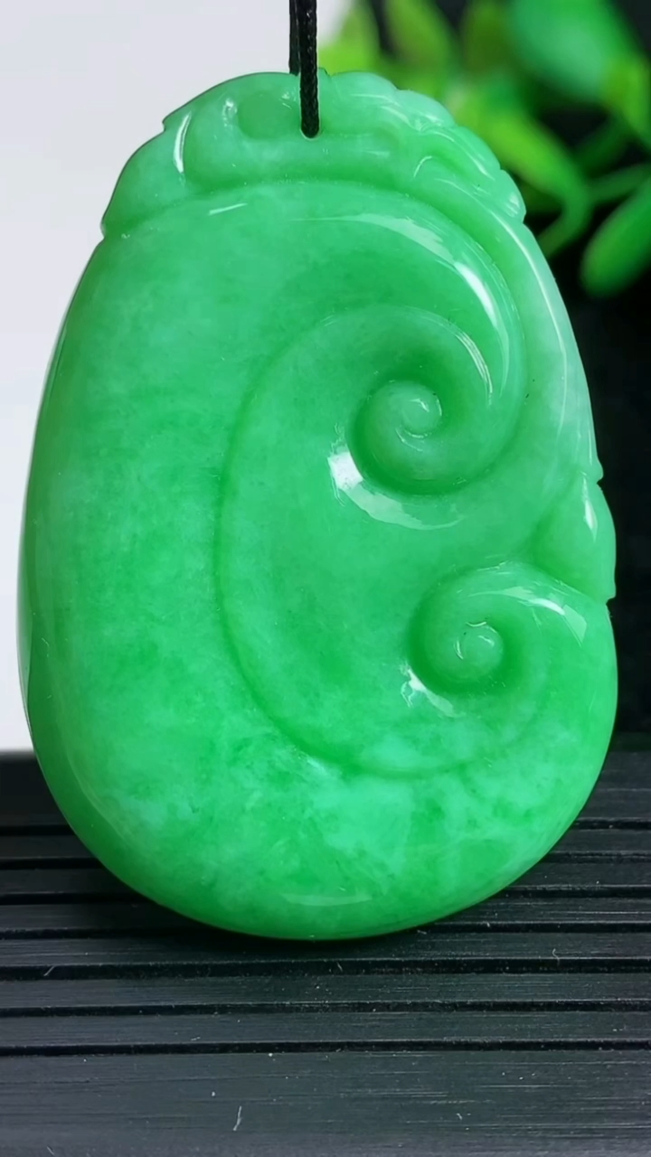 天然A货翡翠如意吊坠尺寸48.1-33.9-5.9重量:21.18g
3月24日