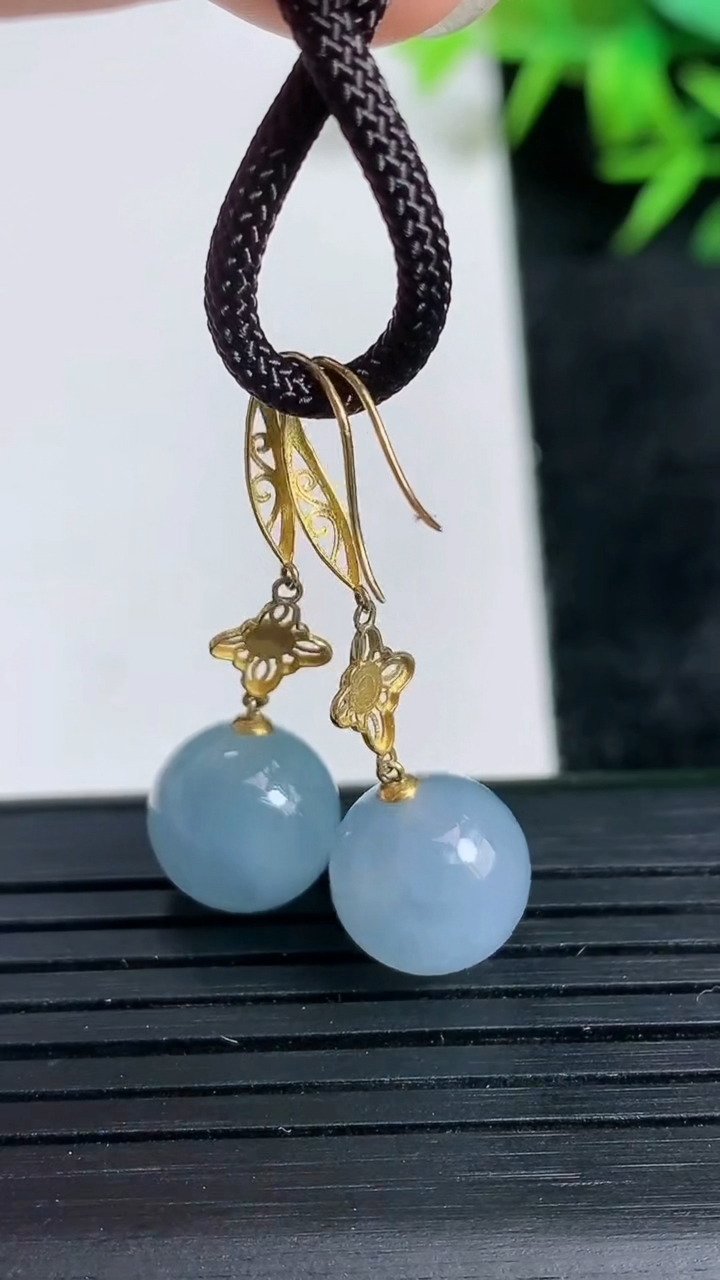 天然A货翡翠18K金紫罗兰圆珠耳坠尺寸9.6重量:4.06g3月24日
工厂直销收藏佳品,种好水足，色泽均匀，有种有色，上手高大气！