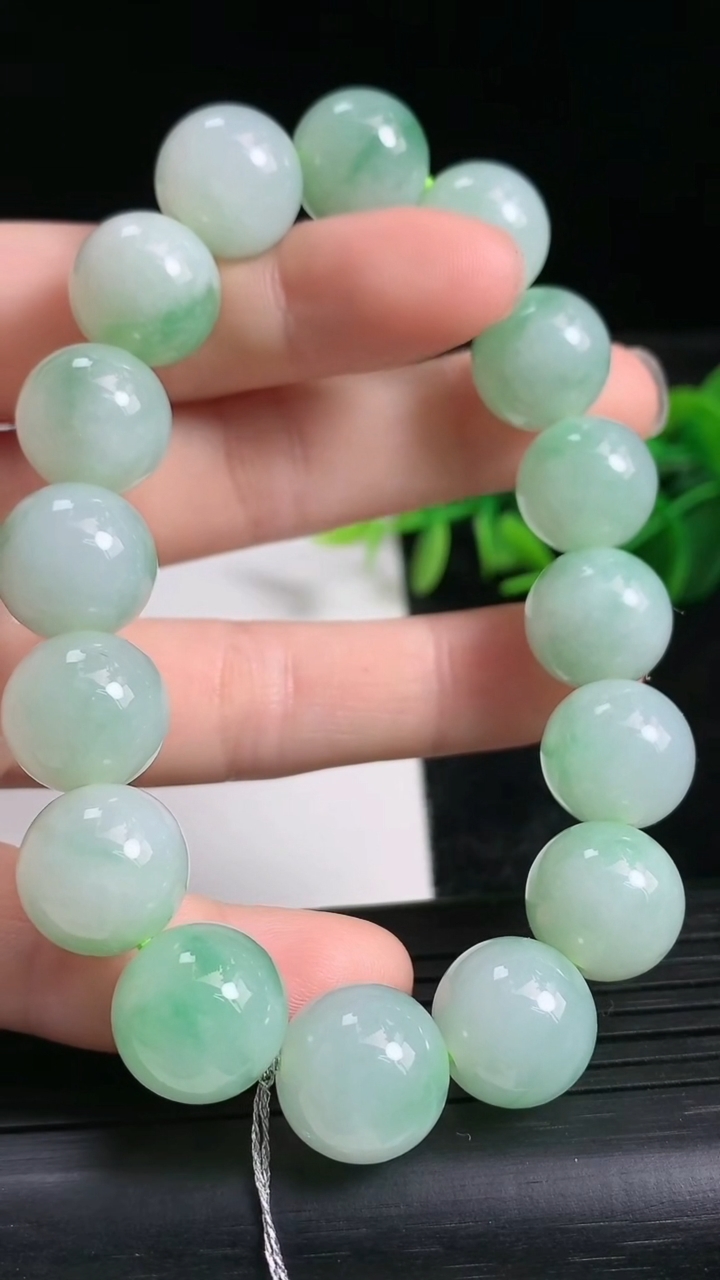 天然A货翡翠圆珠手串尺寸12.7-16颗重量:54.98g3月24日
工厂直销收藏佳品,种好水足，色