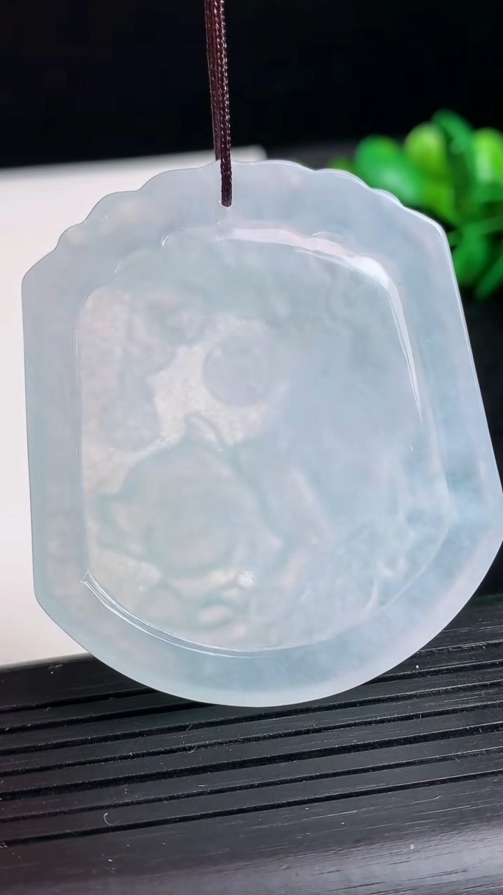 天然A货翡翠生肖猪吊坠尺寸51.2-45-5.2重量:27.43g
3月24日