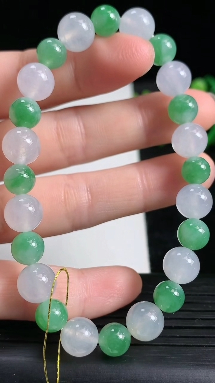 天然A货翡翠圆珠手串尺寸8.2-7.2-24颗重量:21.22g3月24日
工厂直销收藏佳品,种好水足，色泽均匀，有种有色，上手高大气！