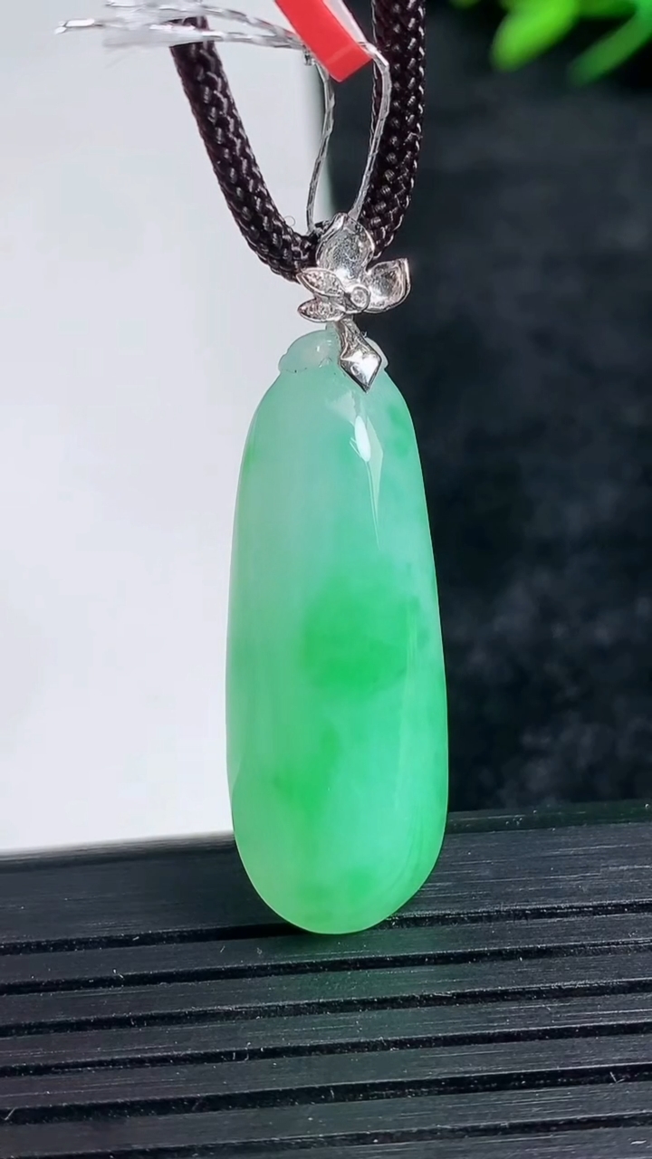 天然A货翡翠福瓜吊坠尺寸35-12-7.5重量:6.23g
3月24日