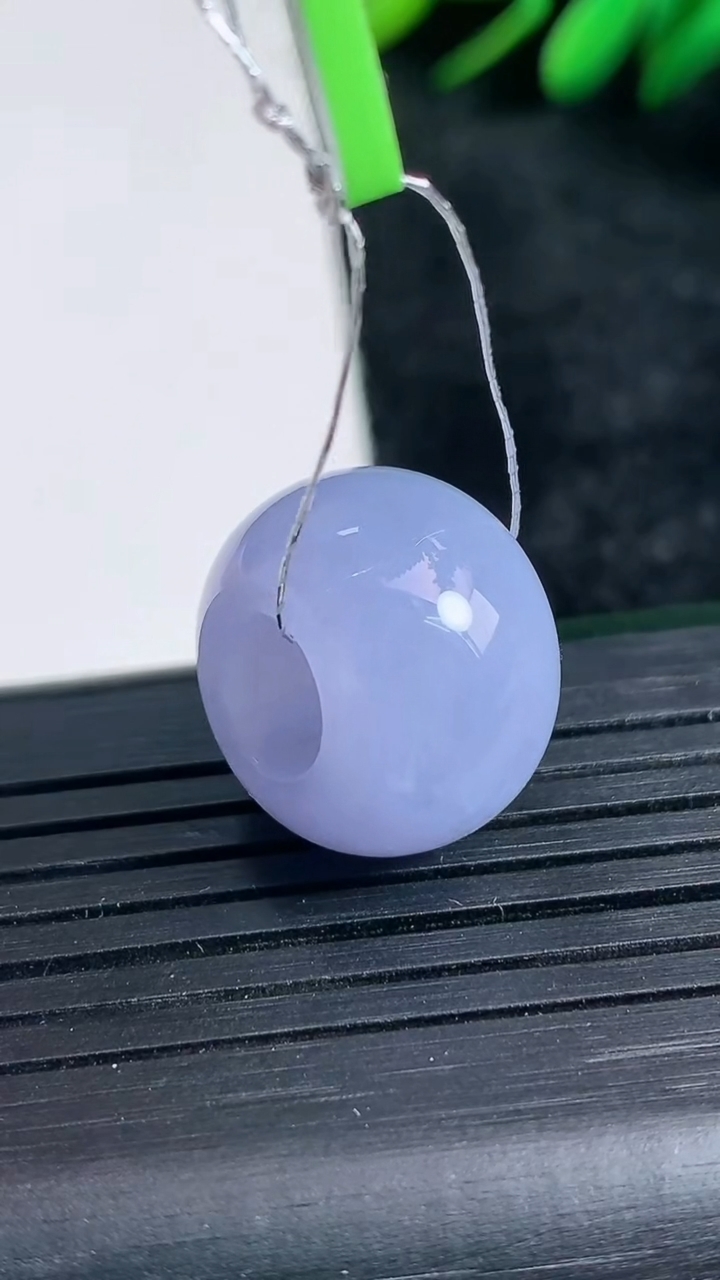 天然A货翡翠紫罗兰路路通吊坠尺寸17.5-12.2重量:6.40g
3月24日