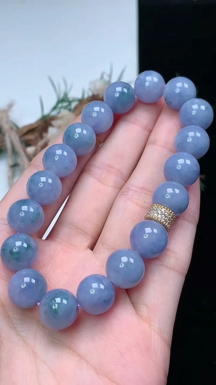 天然A货翡翠货紫罗兰 飘花圆珠手串，尺寸10.5-18颗，重量:39.68g3月24日
工厂直销收藏佳品,种好水足，色泽均匀，有种有色，上手高大气！