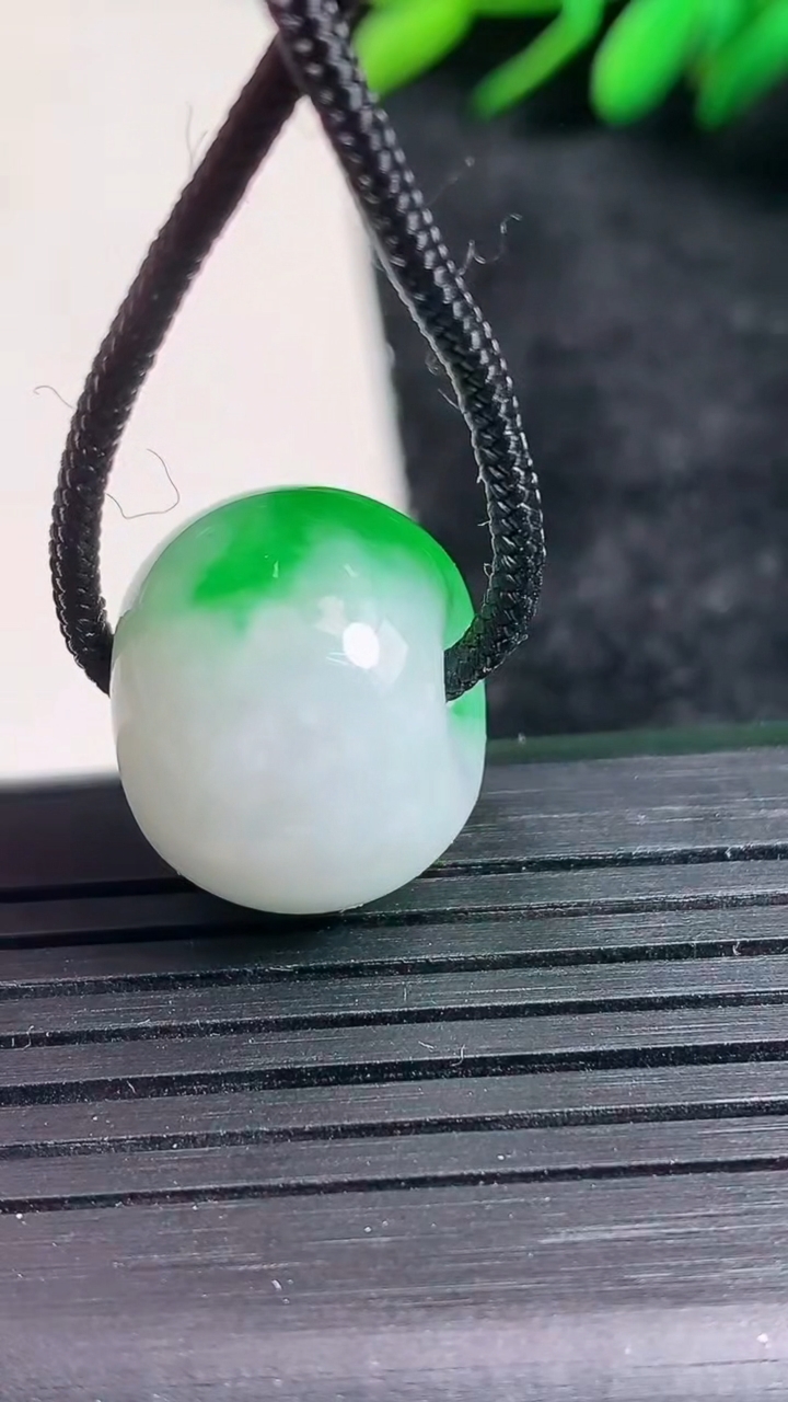 天然A货翡翠路路通吊坠尺寸18-13.6重量:8.64g
3月24日