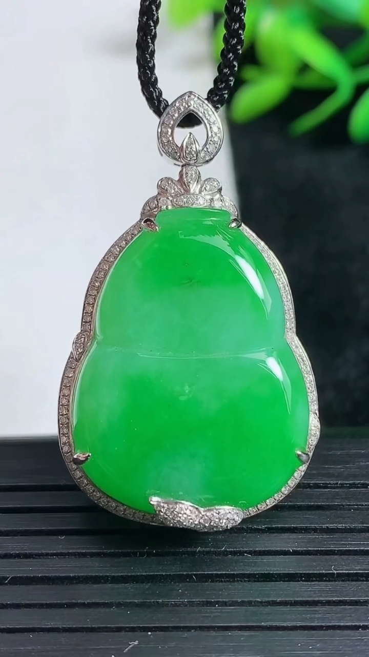 天然A货翡翠葫芦吊坠尺寸39.1-23.8-10.2裸石28-21.1重量:11.34g
3月24日