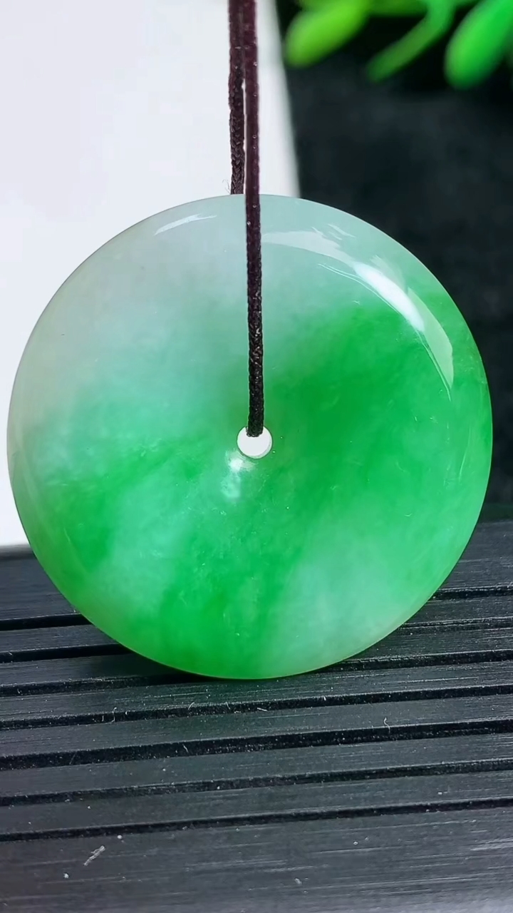 天然A货翡翠平安扣吊坠尺寸29.9-6.1重量:11.04g
3月24日