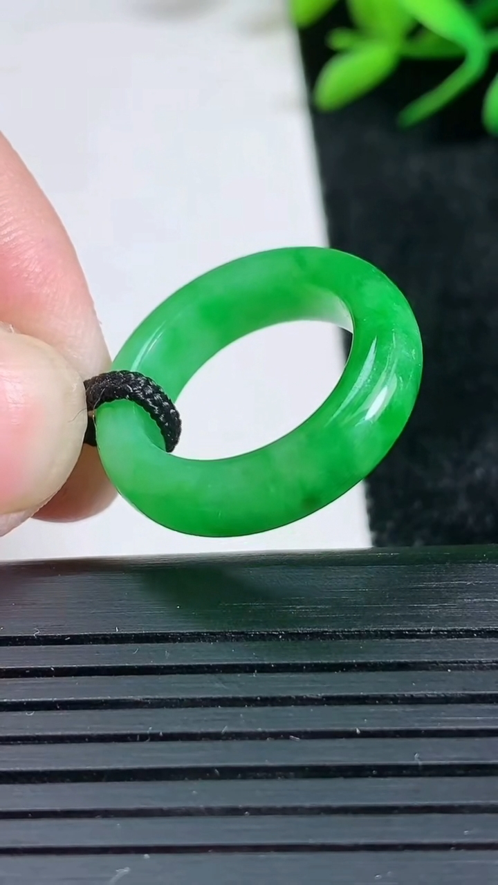 天然A货翡翠指环戒指尺寸16.4-5.3-3.9重量:4.01g2026年3月24日
工厂直销收藏佳品,种好水足，色泽均匀，有种有色，上手高大气！