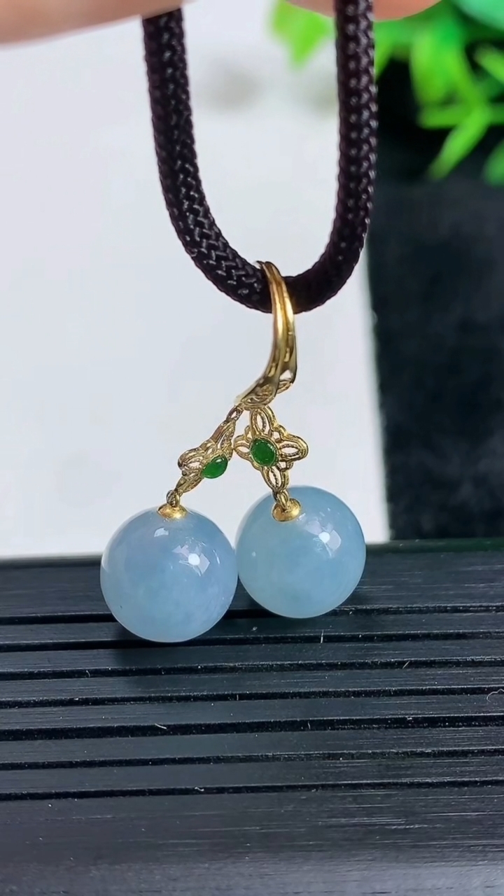 天然A货翡翠18K金紫罗兰圆珠耳坠尺寸9.6重量:4.06g3月24日
工厂直销收藏佳品,种好水足，色泽均匀，有种有色，上手高大气！