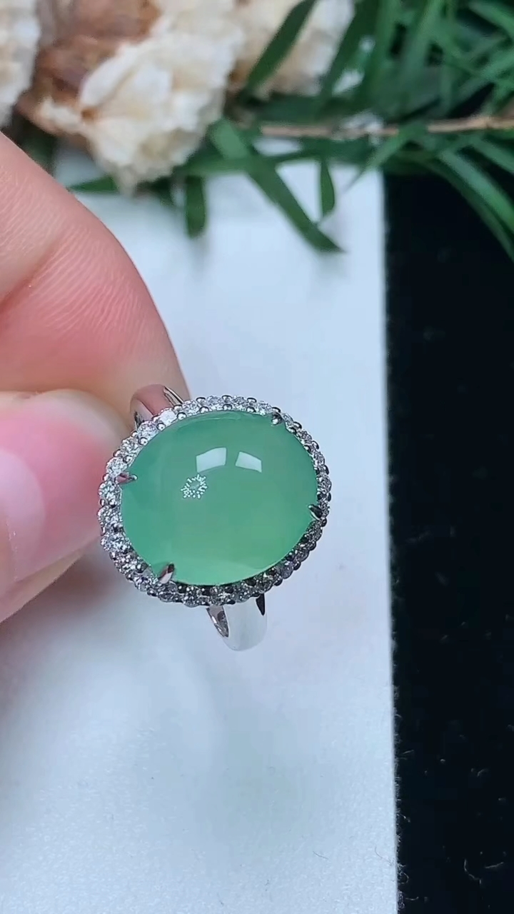 天然A货翡翠蛋面戒指，尺寸17-12.5-10.7，重量:4.23g
3月24日