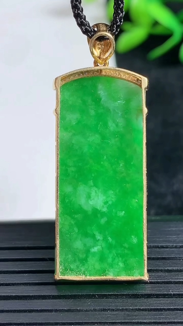 天然A货翡翠无事牌吊坠尺寸34.9-15-4.9重量:6.02g
3月24日