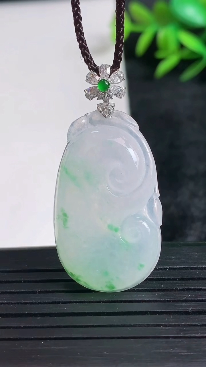 天然A货翡翠如意吊坠尺寸33-19.4-4.4重量:5.53g
3月24日