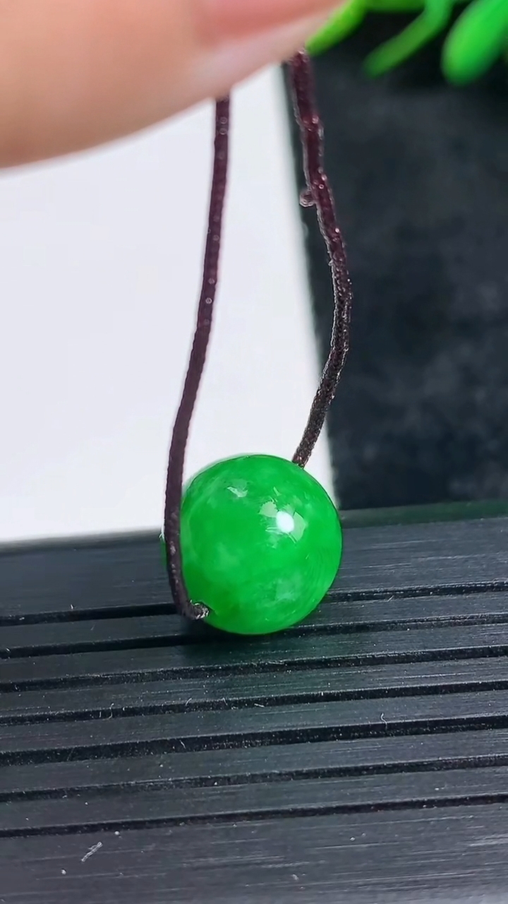 天然A货翡翠圆珠吊坠尺寸11.3重量:2.59g3月24日
工厂直销收藏佳品,种好水足，色泽均匀，有种有色，上手高大气！
