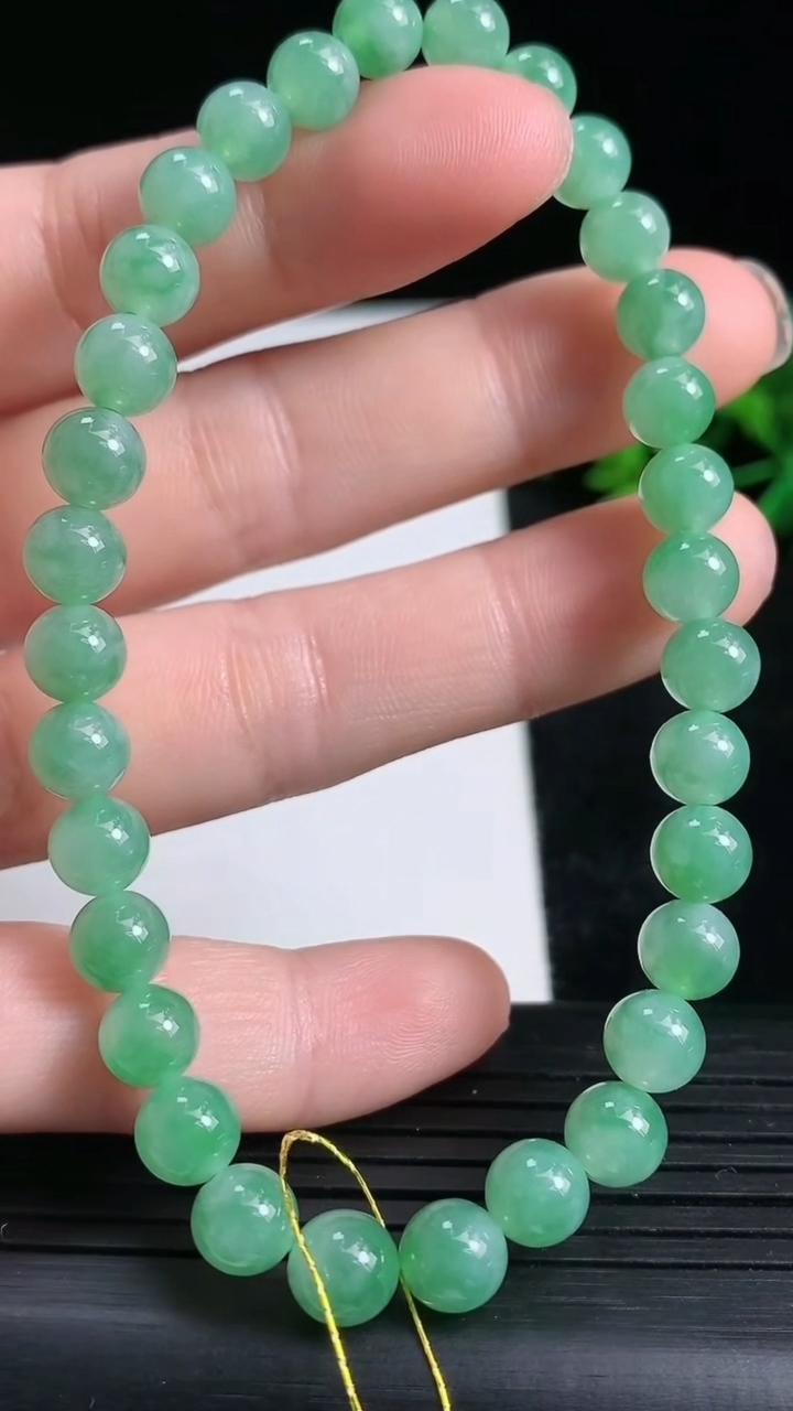天然A货翡翠圆珠手串尺寸6.1-32颗重量:13.59g3月24日
工厂直销收藏佳品,种好水足，色泽均匀，有种有色，上手高大气！