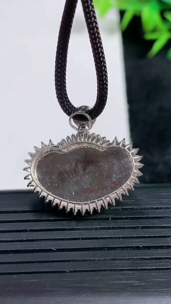 天然A货翡翠如意头吊坠尺寸24-26.1-7.1裸石12.7-21.1重量:3.63g
3月24日