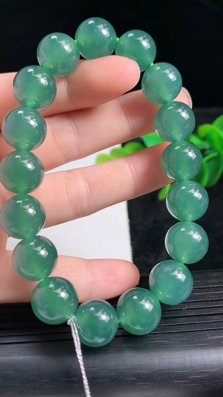天然A货翡翠圆珠手串尺寸11.7-17颗重量:48.39g3月24日
工厂直销收藏佳品,种好水足，色泽均匀，有种有色，上手高大气！