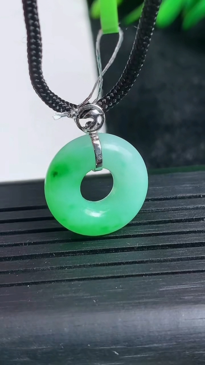 天然A货翡翠平安扣吊坠尺寸16.8-5.5重量:3.30g
3月24日