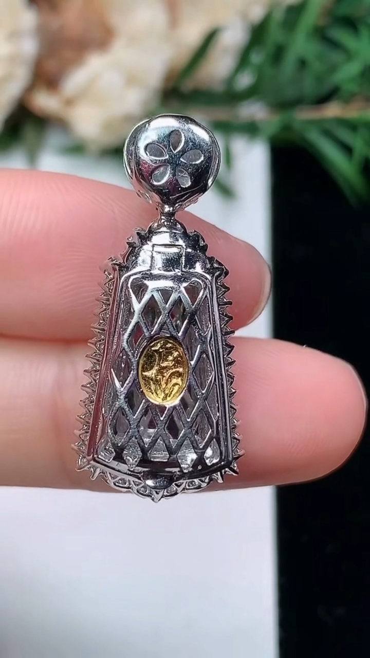 天然A货翡翠无事牌吊坠，尺寸29-13-9，裸石13.9-7.8，重量:4.22g
3月24日