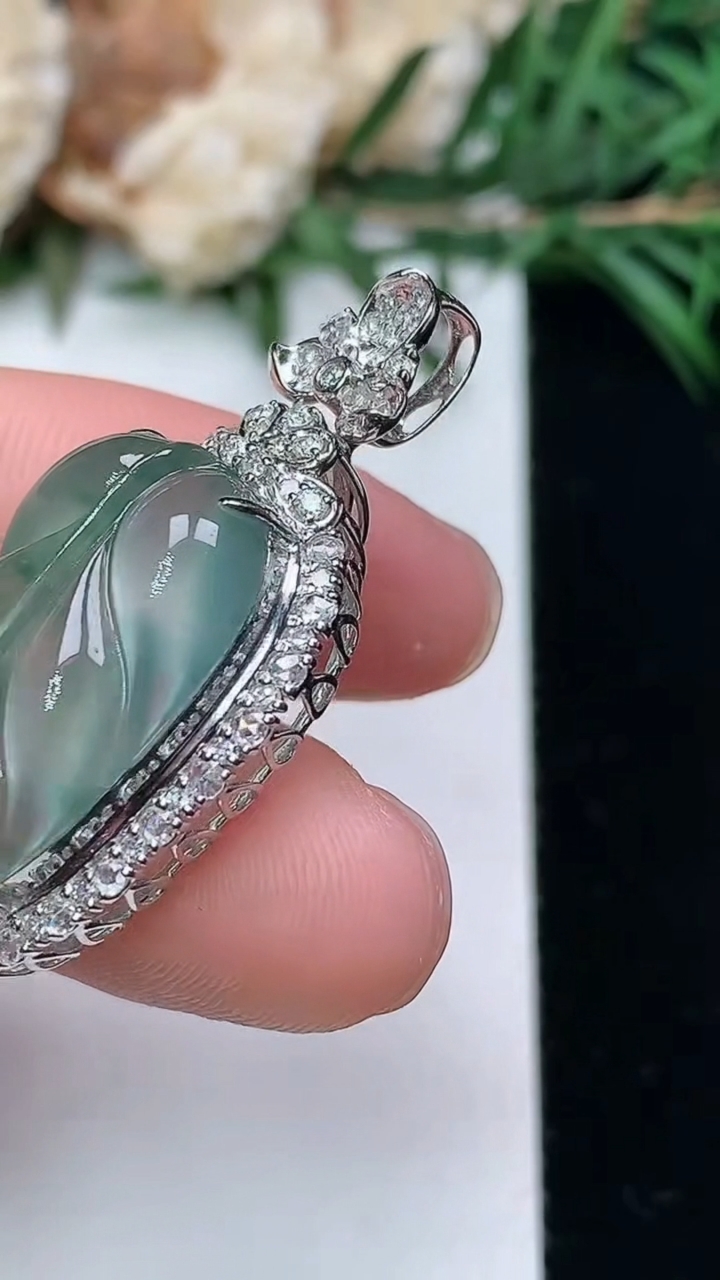 天然A货翡翠金枝玉叶 叶子吊坠，尺寸35-16.8-10.6，裸石21.8-13.3，重量:5.00g
3月24日