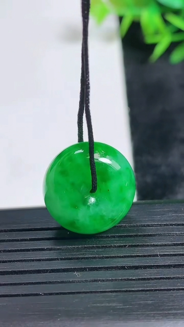 天然A货翡翠路路通吊坠尺寸17.3-9.9重量:6.33g
3月24日