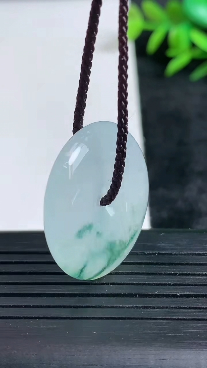 天然A货翡翠冰种飘花平安扣吊坠尺寸27.4-5.3重量:8.53g
3月24日