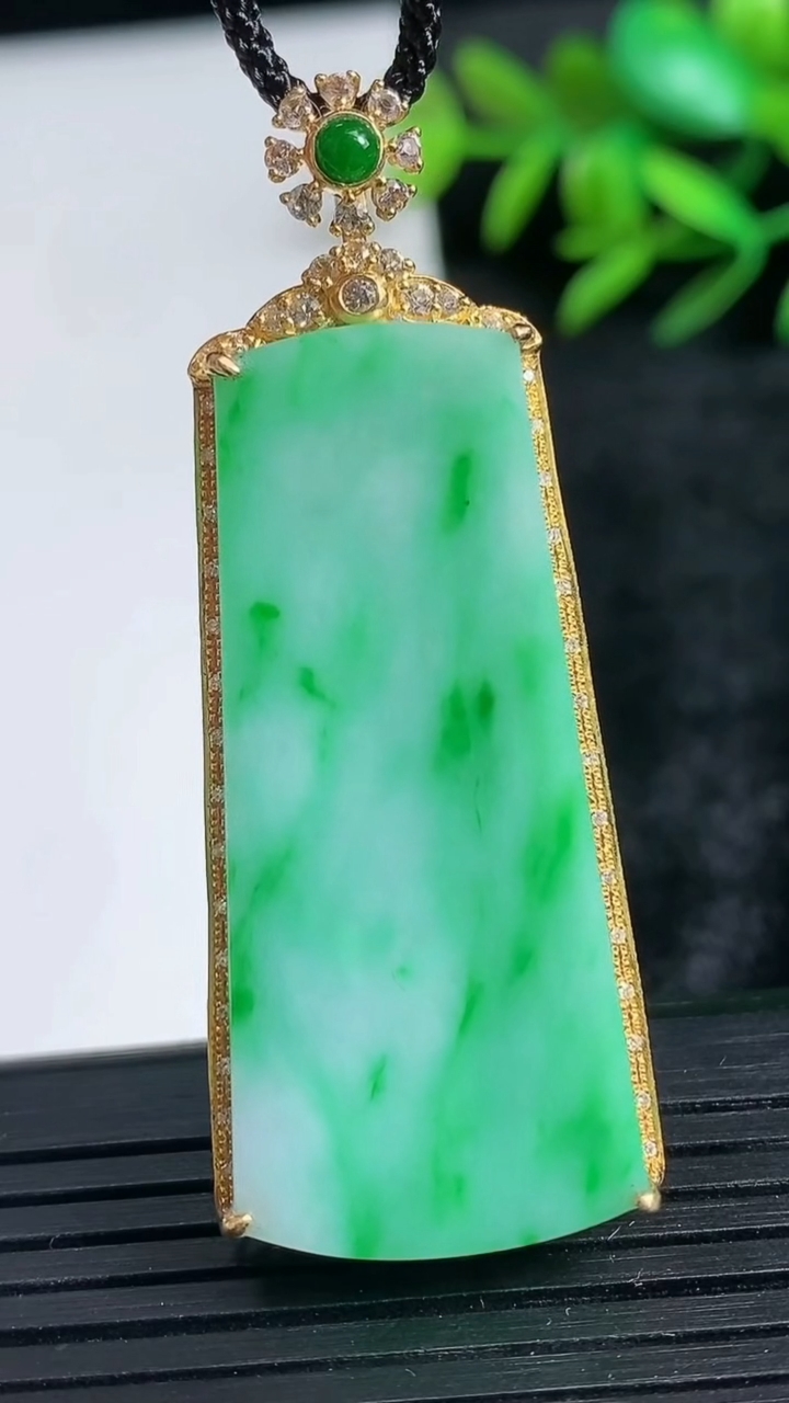 天然A货翡翠无事牌吊坠尺寸53.1-20.4-7.6裸石40.4-18.2重量:8.46g
3月24日