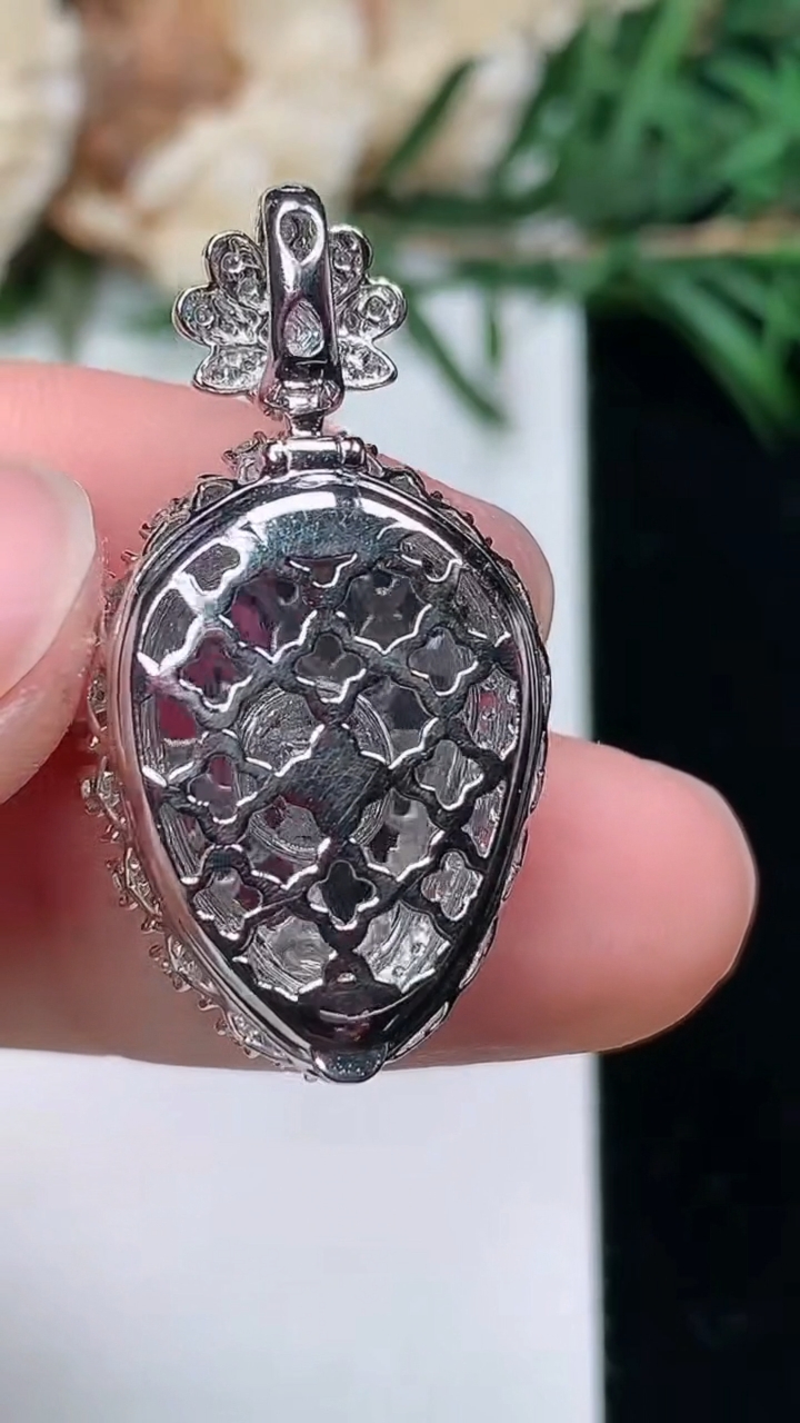 天然A货翡翠金枝玉叶 叶子吊坠，尺寸29.8-16.2-10.2，裸石15.5-11.2，重量:4.42g
3月24日，重量:4.42g