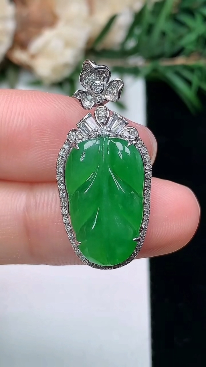 天然A货翡翠金枝玉叶 叶子吊坠，尺寸28.6-13-7.6，裸石17-10.3，重量:3.37g
3