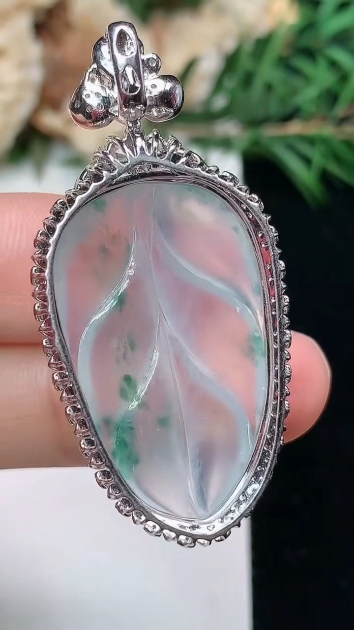 天然A货翡翠飘花金枝玉叶 叶子吊坠，尺寸43.5-21.3-9.5，裸石29.5-17.8，重量:7.03g
3月24日