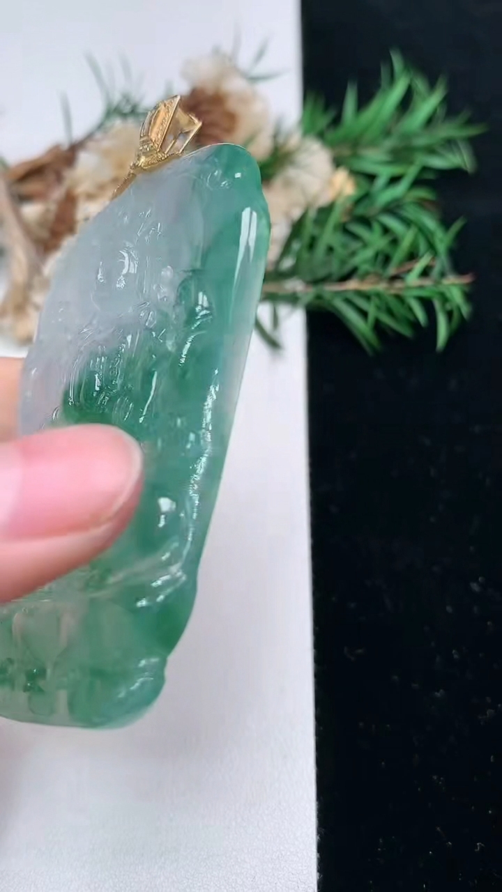 天然A货翡翠飘花千手观音吊坠，尺寸64.9-44-7，重量:41.33g
3月24日