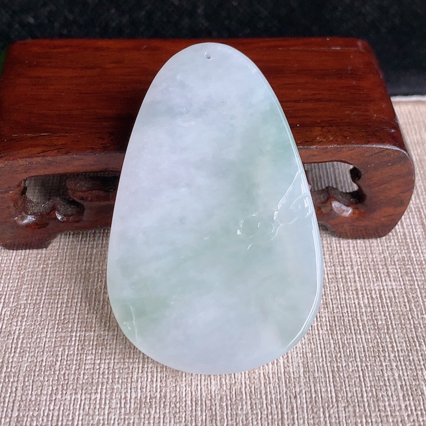 天然A货翡翠晴底虚空藏菩萨吊坠  
尺寸58.5-37.5-6.3mm 重量28.90g 0322