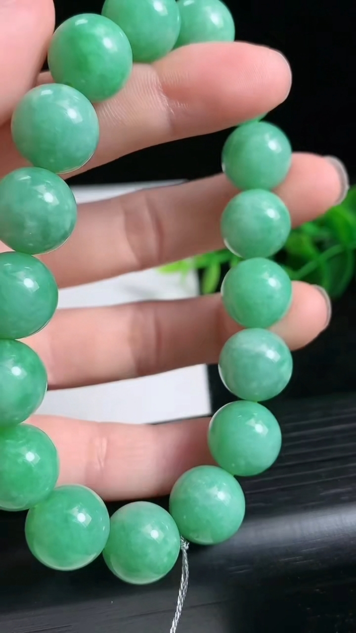 天然A货翡翠圆珠手串尺寸12.5-17颗重量:56.36g3月24日
工厂直销收藏佳品,种好水足，色泽均匀，有种有色，上手高大气！
