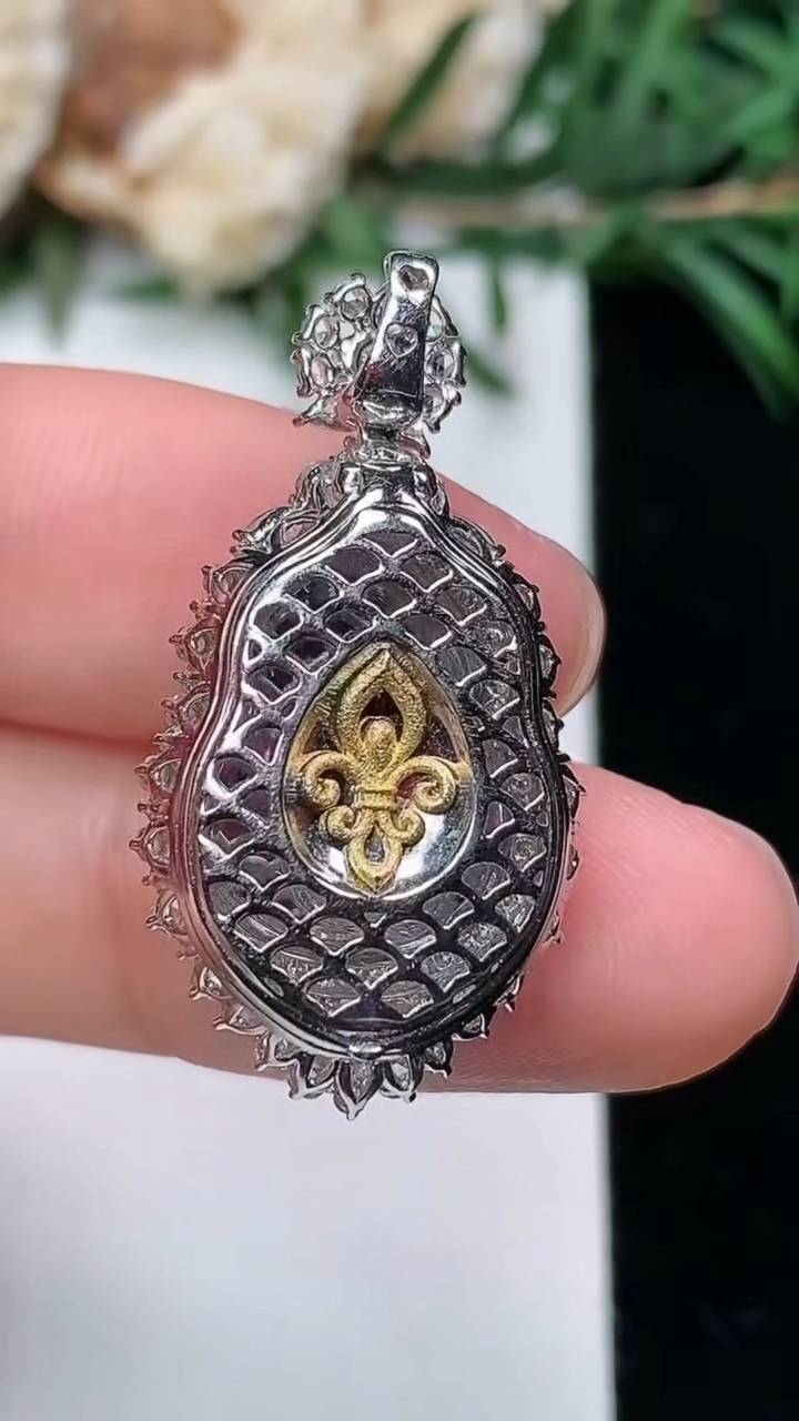 天然A货翡翠葫芦吊坠，尺寸29.7-15.6-10.5，裸石14.8-11，重量:4.49g
3月24日