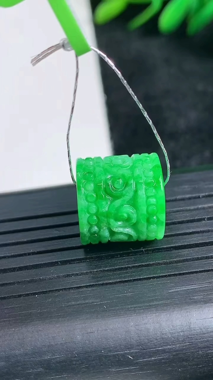 天然A货翡翠雕花路路通吊坠尺寸13.6-12.9重量:3.46g
3月24日