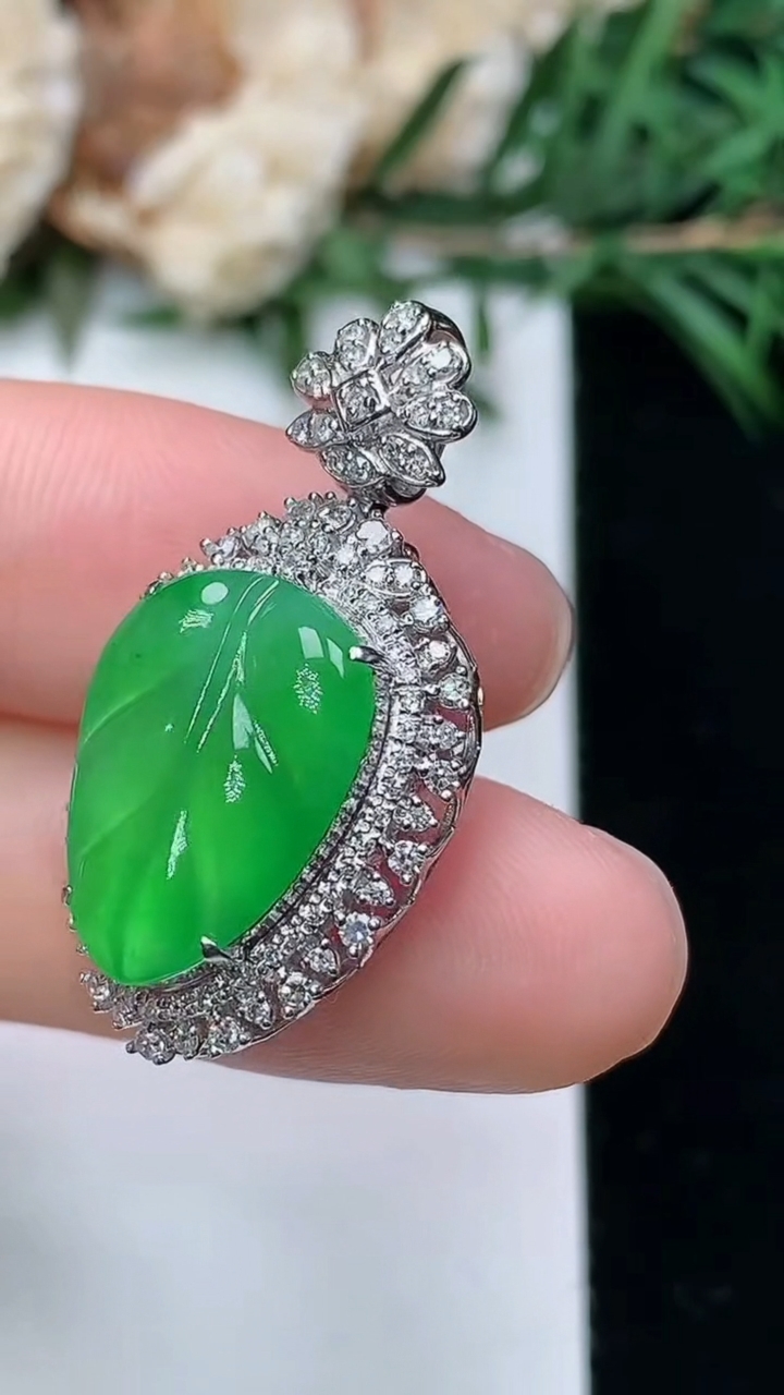 天然A货翡翠金枝玉叶 叶子吊坠，尺寸29.8-16.2-10.2，裸石15.5-11.2，重量:4.42g
3月24日，重量:4.42g