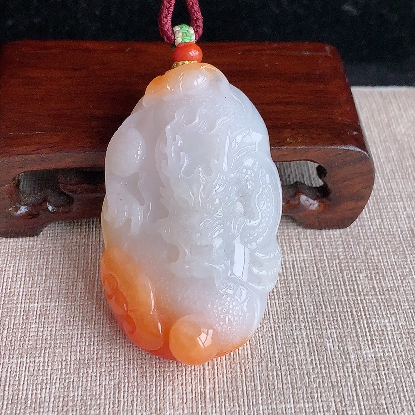 天然A货翡翠飘红翡龙牌望子成龙吊坠 
尺寸57-35.8-15.4mm 重量53.40g 0324