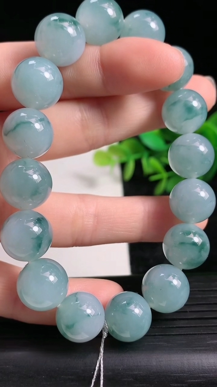 天然A货翡翠飘花圆珠手串尺寸12.4-16颗颗重量:52.96g3月24日
工厂直销收藏佳品,种好水