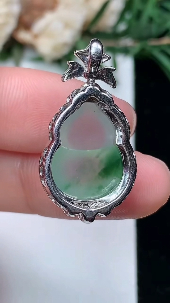 天然A货翡翠飘花葫芦吊坠，尺寸27.5-14.9-9.6，裸石15-11.6，重量:4.43g
3月24日