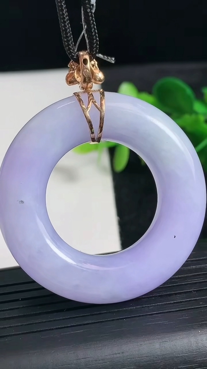 天然A货翡翠18K金紫罗兰平安环吊坠尺寸48-11重量:40.00g
3月24日