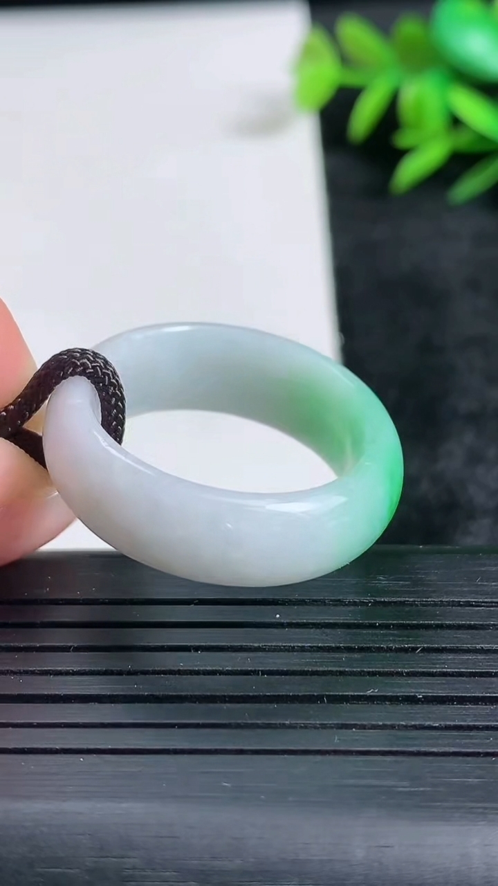 天然A货翡翠指环戒指尺寸21.2-8.5-4.3重量:7.44g2026年3月24日
工厂直销收藏佳品,种好水足，色泽均匀，有种有色，上手高大气！