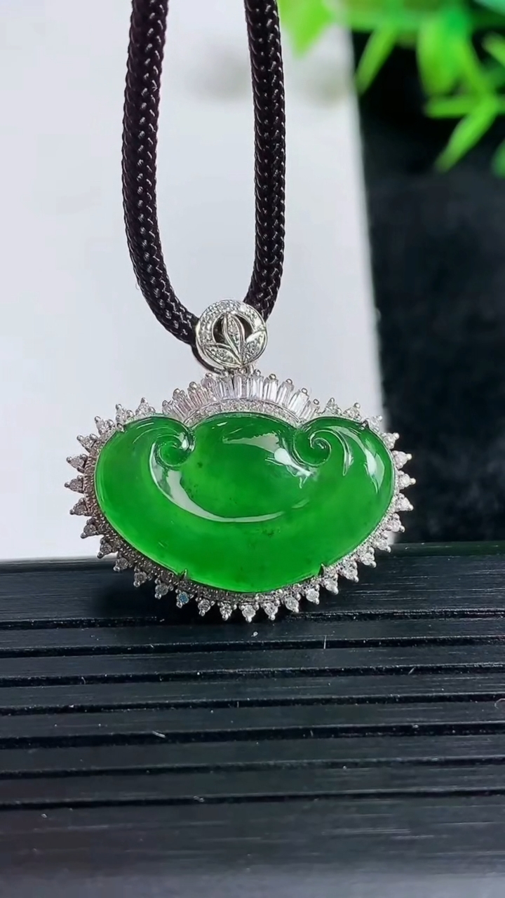 天然A货翡翠如意头吊坠尺寸24-26.1-7.1裸石12.7-21.1重量:3.63g
3月24日