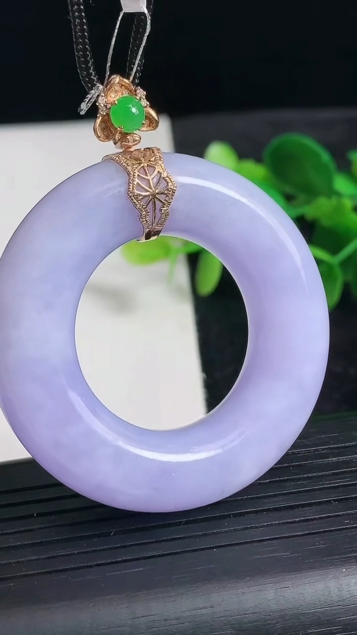 天然A货翡翠18K金紫罗兰平安环吊坠尺寸48-11重量:40.00g
3月24日