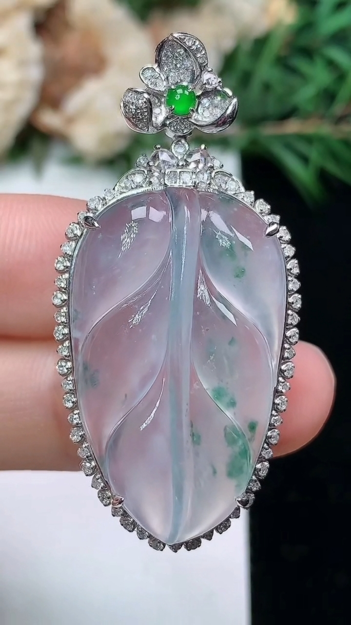 天然A货翡翠飘花金枝玉叶 叶子吊坠，尺寸43.5-21.3-9.5，裸石29.5-17.8，重量:7.03g
3月24日